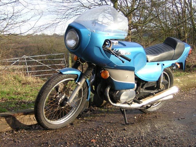 Suzuki GT380, front lhs view (large)